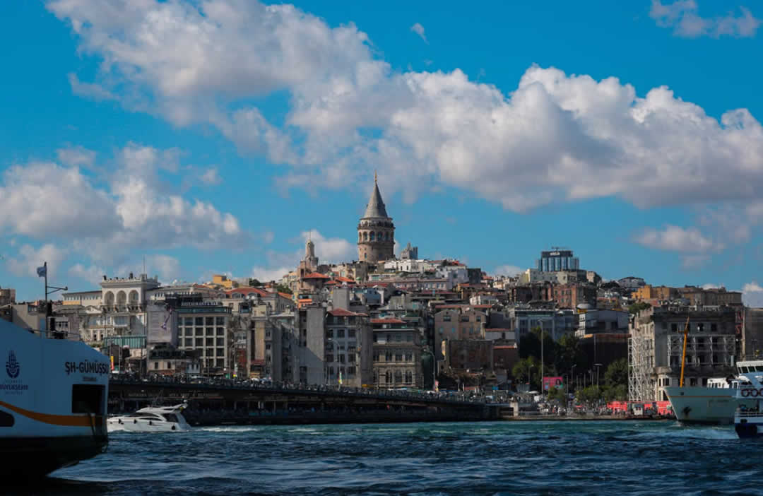 Common Scams in Istanbul: How to Spot and Avoid Them (A Survivor's Guide)